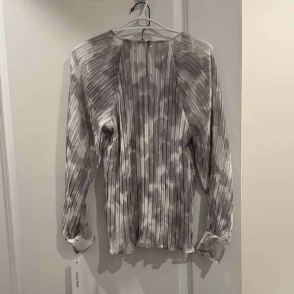 Calvin Klein Gray Patterned Pleated Blouse Size S Long Sleeve NWT - Picture 5 of 6